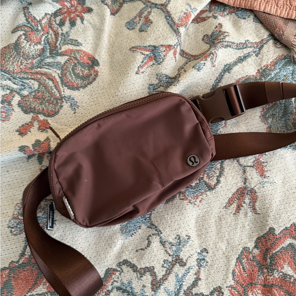 lululemon everywhere belt bag in Java